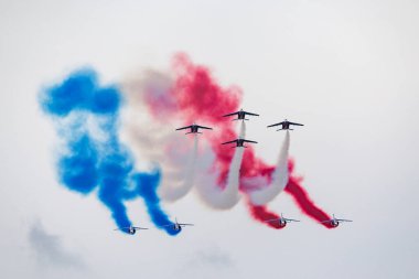 RAF Fairford, Gloucestershire, İngiltere - 13 Temmuz 2014: Patrouille de France, Fransız Hava Kuvvetleri 'nin (Armee de lAir) uçan Dassault-Dornier Alpha Jet eğitmen uçağı.