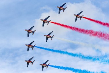 RAF Fairford, Gloucestershire, İngiltere - 13 Temmuz 2014: Patrouille de France, Fransız Hava Kuvvetleri 'nin (Armee de lAir) uçan Dassault-Dornier Alpha Jet eğitmen uçağı.