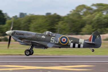 RAF Fairford, Gloucestershire, İngiltere - 13 Temmuz 2014: Kraliyet Hava Kuvvetleri (RAF) Britanya Anıtı Uçuşu Supermarine Spitfire LF Mk lXc - MK356.