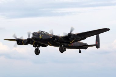 RAF Fairford, Gloucestershire, İngiltere - 13 Temmuz 2014: Kraliyet Hava Kuvvetleri (RAF) Britanya Anma Uçuşu Avro Lancaster bombardıman uçağı PA474.