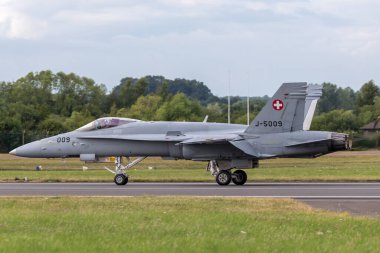 RAF Fairford, Gloucestershire, İngiltere - 13 Temmuz 2014: İsviçre Hava Kuvvetleri McDonnell Douglas F / A-18C Hornet Fighter uçağı J-5009.