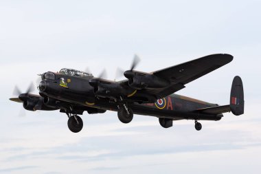 RAF Fairford, Gloucestershire, İngiltere - 13 Temmuz 2014: Kraliyet Hava Kuvvetleri (RAF) Britanya Anma Uçuşu Avro Lancaster bombardıman uçağı PA474.