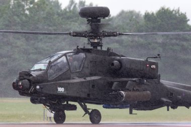 RAF Fairford, Gloucestershire, İngiltere - 13 Temmuz 2014: AgustaWestland WAH-64D AH1 saldırı helikopteri İngiliz Hava Kuvvetleri 'nden ZJ 172.