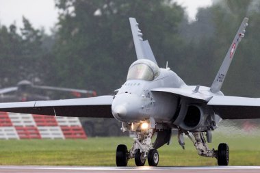 RAF Fairford, Gloucestershire, İngiltere - 13 Temmuz 2014: İsviçre Hava Kuvvetleri McDonnell Douglas F / A-18C Hornet Fighter uçağı J-5009.