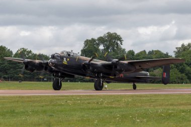 RAF Fairford, Gloucestershire, İngiltere - 13 Temmuz 2014: Kraliyet Hava Kuvvetleri (RAF) Britanya Anma Uçuşu Avro Lancaster bombardıman uçağı PA474.