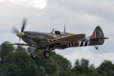 RAF Fairford, Gloucestershire, İngiltere - 13 Temmuz 2014: Kraliyet Hava Kuvvetleri (RAF) Britanya Anıtı Uçuşu Supermarine Spitfire LF Mk lXc - MK356.