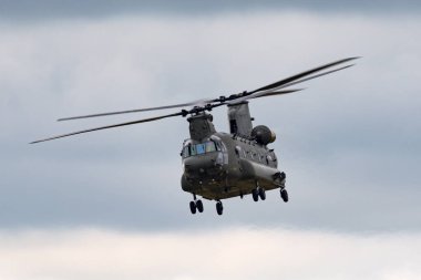 RAF Fairford, Gloucestershire, İngiltere - 12 Temmuz 2014: Kraliyet Hava Kuvvetleri (RAF) Boeing Chinook HC.2 çift motorlu ağır yük askeri helikopteri ZA714.