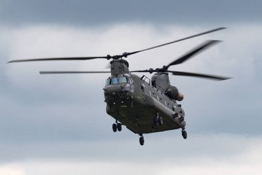 RAF Fairford, Gloucestershire, İngiltere - 12 Temmuz 2014: Kraliyet Hava Kuvvetleri (RAF) Boeing Chinook HC.2 çift motorlu ağır yük askeri helikopteri ZA714.