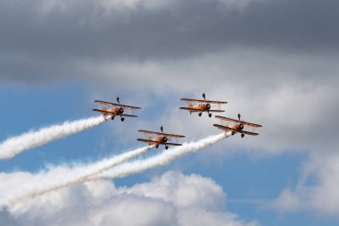 RAF Fairford, Gloucestershire, İngiltere - 14 Temmuz 2014: Breitling Wing Walkers Boeing Stearman Biplanes.