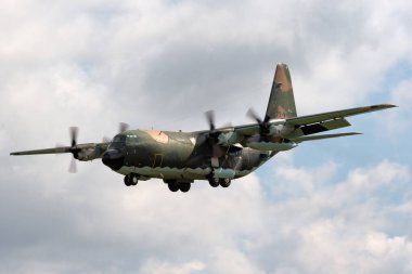 RAF Fairford, Gloucestershire, İngiltere - 9 Temmuz 2014: Cezayir Hava Kuvvetleri Lockheed C-130H Herkül askeri kargo uçağı 7T-WHE.