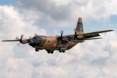 RAF Fairford, Gloucestershire, İngiltere - 9 Temmuz 2014: Ürdün Kraliyet Hava Kuvvetleri Lockheed C-130H Herkül askeri nakliye uçağı.