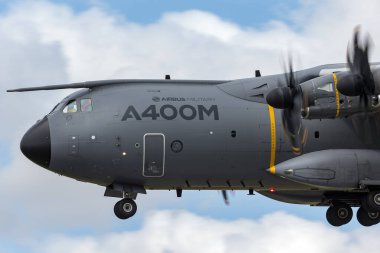 RAF Fairford, Gloucestershire, İngiltere - 12 Temmuz 2014: Airbus Military (Airbus Savunma ve Uzay) A400M Atlas 4 motorlu büyük askeri nakliye uçağı F-WWMZ.