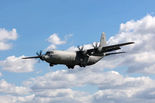 RAF Fairford, Gloucestershire, İngiltere - 14 Temmuz 2014: İtalyan Hava Kuvvetleri (Aeronautica Militare Italiana) Lockheed Martin C-130J-30 Herkül askeri kargo uçağı MM62194.