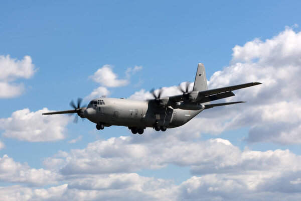 RAF Fairford, Gloucestershire, UK - 14 июля 2014 года: военно-транспортный самолет MM62194 компании Lockheed Martin C-130J-30 Hercules
.