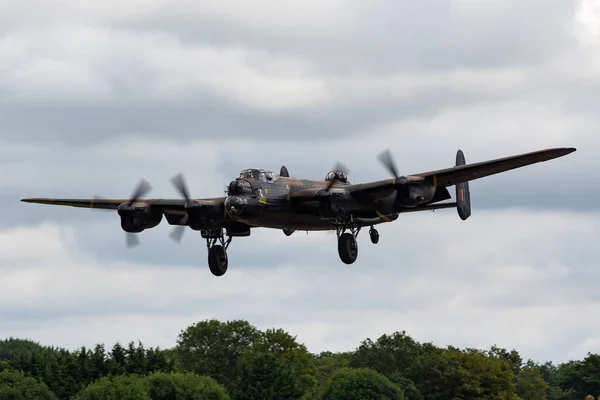 イギリス空軍フェアフォード グロスターシャー 2014年7月13日 イギリス空軍記念飛行の戦いアブロ ランカスター爆撃機Pa474航空機 — ストック写真