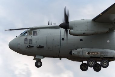 RAF Fairford, Gloucestershire, İngiltere - 9 Temmuz 2014: İtalyan Hava Kuvvetleri (Aeronautica Militare Italiana) Alenia C-27J Spartalı askeri nakliye uçağı MM62217.