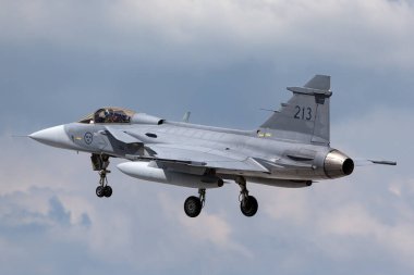 RAF Fairford, Gloucestershire, İngiltere - 9 Temmuz 2014: İsveç Hava Kuvvetleri Saab JAS-39C Gripen çok delikli savaş uçağı 39213.