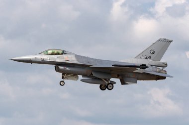 RAF Fairford, Gloucestershire, İngiltere - 9 Temmuz 2014: Hollanda Kraliyet Hava Kuvvetleri (Koninklijke Luchtmacht) General Dynamics F-16AM Falcon askeri jet uçağı J-631.