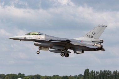 RAF Fairford, Gloucestershire, İngiltere - 9 Temmuz 2014: Hollanda Kraliyet Hava Kuvvetleri (Koninklijke Luchtmacht) General Dynamics F-16AM Falcon askeri jet uçağı J-631.