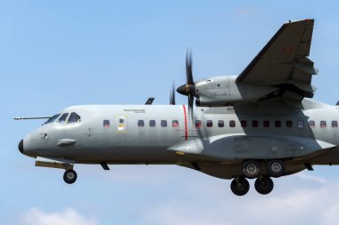RAF Fairford, Gloucestershire, İngiltere - 10 Temmuz 2014: İspanyol Hava Kuvvetleri (Ejercito del Aire) CASA C-295M çift motorlu kargo uçağı.