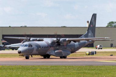 RAF Fairford, Gloucestershire, İngiltere - 10 Temmuz 2014: Polonya Hava Kuvvetleri (Sily Powietrzne) CASA C-295M çift motorlu askeri kargo uçağı.