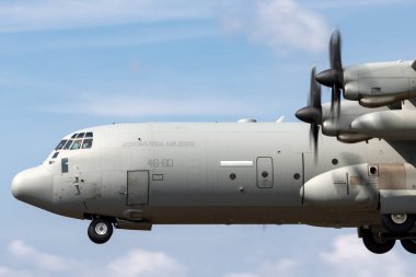 RAF Fairford, Gloucestershire, İngiltere - 10 Temmuz 2014: İtalyan Hava Kuvvetleri (Aeronautica Militare Italiana) Lockheed Martin C-130J-30 Herkül askeri kargo uçağı MM62194.