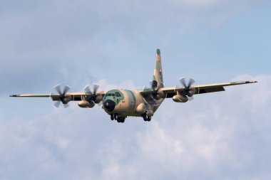 RAF Fairford, Gloucestershire, İngiltere - 10 Temmuz 2014: Umman Lockheed Kraliyet Hava Kuvvetleri Martin C-130J Herkül askeri nakliye uçağı.
