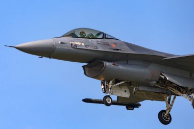RAF Fairford, Gloucestershire, İngiltere - 10 Temmuz 2014: Hollanda Kraliyet Hava Kuvvetleri (Koninklijke Luchtmacht) General Dynamics F-16AM Falcon askeri jet uçağı J-631.