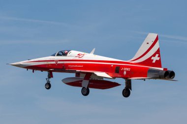 RAF Fairford, Gloucestershire, İngiltere - 10 Temmuz 2014: İsviçre Hava Kuvvetleri gösteri ekibi Patrouille Suisse 'den Northrop F-5E avcı uçağı.
