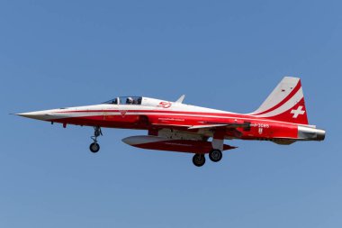 RAF Fairford, Gloucestershire, İngiltere - 10 Temmuz 2014: İsviçre Hava Kuvvetleri gösteri ekibi Patrouille Suisse 'den Northrop F-5E avcı uçağı.