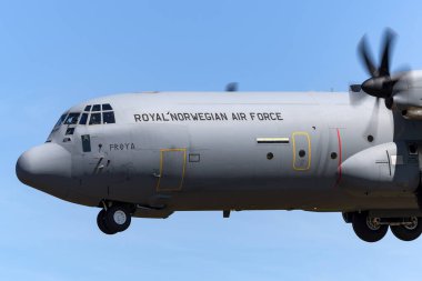 RAF Fairford, Gloucestershire, İngiltere - 10 Temmuz 2014: Kraliyet Norveç Hava Kuvvetleri (Luftforsvaret) Lockheed Martin C-130J-30 Herkül askeri kargo uçağı.