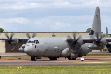 RAF Fairford, Gloucestershire, İngiltere - 14 Temmuz 2014: İtalyan Hava Kuvvetleri (Aeronautica Militare Italiana) Lockheed Martin C-130J-30 Herkül askeri kargo uçağı MM62194.