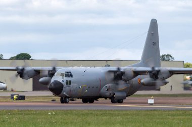 RAF Fairford, Gloucestershire, İngiltere - 14 Temmuz 2014: Belçika Hava Kuvvetleri Lockheed C-130H Herkül askeri kargo uçağı CH-11.