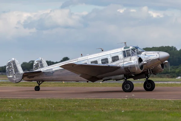 Raf Fairford Gloucestershire 2014年7月14日 Vintage Beech G18S N45Cf高度に研磨された天然金属仕上げのツインエンジン航空機 — ストック写真