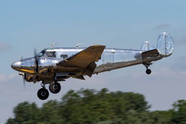 RAF Fairford, Gloucestershire, İngiltere - 10 Temmuz 2014: Vintage Beech G18S N45CF çift motorlu, son derece cilalanmış doğal metal bitirici uçak.