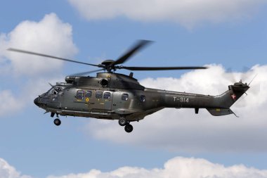 RAF Fairford, Gloucestershire, İngiltere - 11 Temmuz 2014: İsviçre Hava Kuvvetleri Aerospatiale TH89 Super Puma helikopteri T-314.