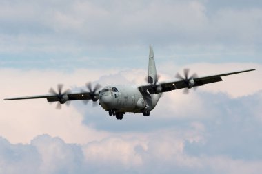 RAF Fairford, Gloucestershire, İngiltere - 11 Temmuz 2014: İtalyan Hava Kuvvetleri (Aeronautica Militare Italiana) Lockheed Martin C-130J-30 Herkül askeri kargo uçağı MM62196. 