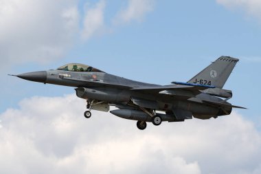 RAF Fairford, Gloucestershire, İngiltere - 11 Temmuz 2014: Hollanda Kraliyet Hava Kuvvetleri (Koninklijke Luchtmacht) General Dynamics F-16AM Falcon askeri jet uçağı J-624