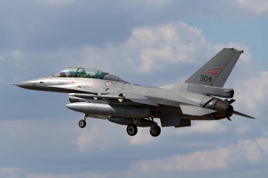 RAF Fairford, Gloucestershire, İngiltere - 11 Temmuz 2014: Kraliyet Norveç Hava Kuvvetleri (Luftforsvaret) General Dynamics F-16BM Falcon avcı uçağı.