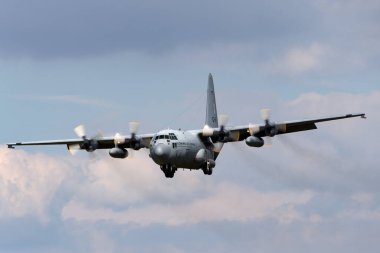 RAF Fairford, Gloucestershire, İngiltere - 11 Temmuz 2014: Hollanda Kraliyet Hava Kuvvetleri (Koninklijke Luchtmacht) Lockheed C-130H Herkül askeri nakliye uçağı G-988.