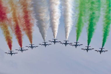 RAF Fairford, Gloucestershire, İngiltere - 12 Temmuz 2014: İtalyan Hava Kuvvetleri 'nin (Aeronautica Militare Italiana) Frecce Tricolori oluşum ekibi Aermacchi MB-339PAN uçakları.