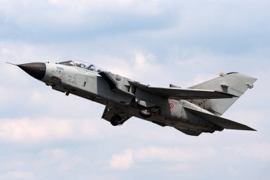 RAF Fairford, Gloucestershire, İngiltere - 12 Temmuz 2014: İtalyan Hava Kuvvetleri (Aeronautica Militare Italiana) Panavia Tornado IDS çok yönlü savaş uçağı MM7029.