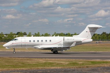 Farnborough, İngiltere - 17 Temmuz 2014: Bombardıman uçağı 300 (BD-100-1A10) Kurumsal jet uçağı OH-FLM.