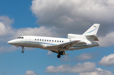 Farnborough, İngiltere - 17 Temmuz 2014: Dassault Falcon 900 Business Aircraft F-GKHJ.
