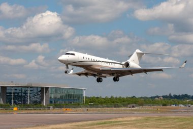 Farnborough, İngiltere - 17 Temmuz 2014: Bombardier Global Express XRS (BD-700-1A10) Uzun menzilli lüks iş jeti LX-FLY.