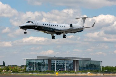 Farnborough, İngiltere - 17 Temmuz 2014: Embraer Legacy 600 (EMB-135BJ) lüks iş jeti G-RHMS.