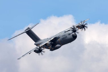 Farnborough, İngiltere - 17 Temmuz 2014: Airbus Savunma ve Uzay A400M askeri kargo uçağı F-WWMS.