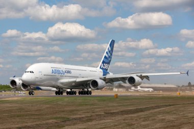Farnborough, İngiltere - 17 Temmuz 2014: Airbus A380-841 büyük dört motorlu ticari uçak F-WWOW
