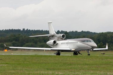 Farnborough, İngiltere - 19 Temmuz 2014: Dassault Falcon 7X lüks şirket jet uçağı LX-MES.