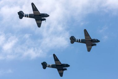 Farnborough, İngiltere - 20 Temmuz 2014: Üç tane 2. Dünya Savaşı dönemi Douglas C-47 (DC-3) savaş uçakları D-Day istila çizgileriyle uçuyor